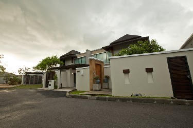 Villa Entrace with View to the Common Park